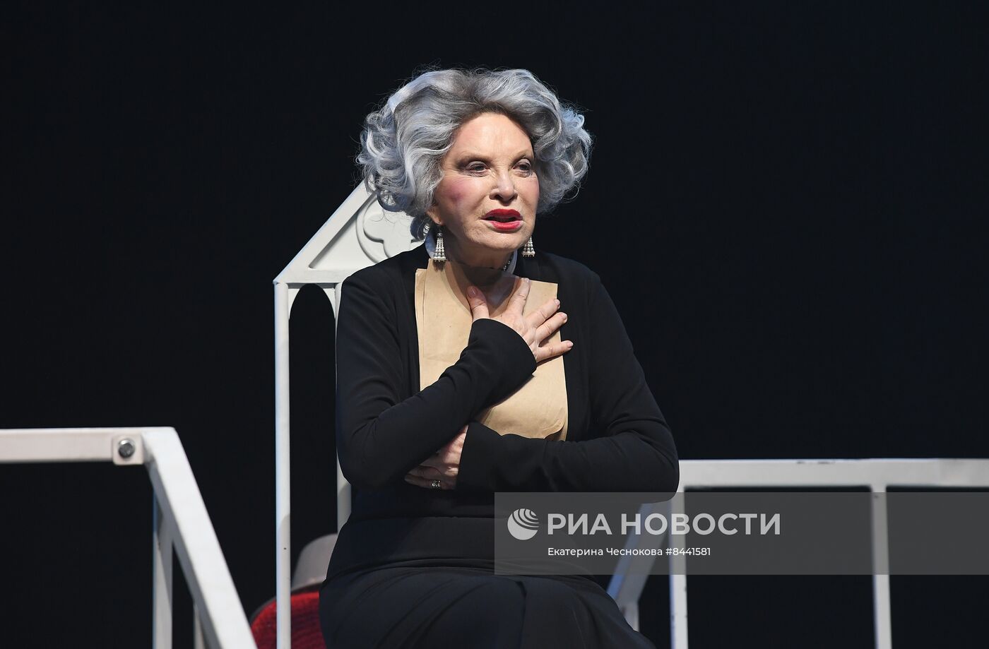 Спектакль "Королева-мать" в театре Вахтангова