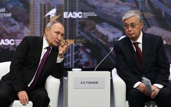 Президент РФ В. Путин принял участие в пленарном заседании ЕЭФ