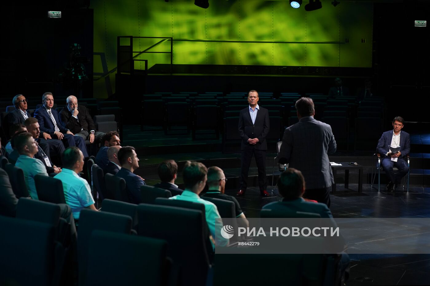 Зампред Совбеза РФ Д. Медведев встретился с участниками XI конференции Startup Village
