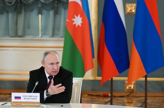 Президент РФ В. Путин провел встречи с лидерами ЕАЭС