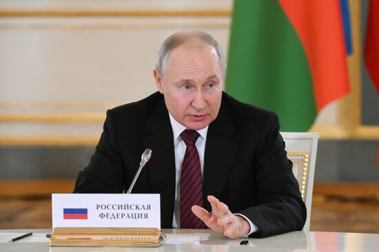 Президент РФ В. Путин провел встречи с лидерами ЕАЭС