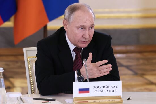 Президент РФ В. Путин провел встречи с лидерами ЕАЭС