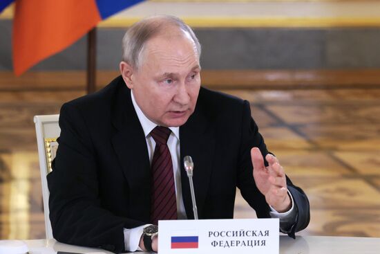 Президент РФ В. Путин провел встречи с лидерами ЕАЭС