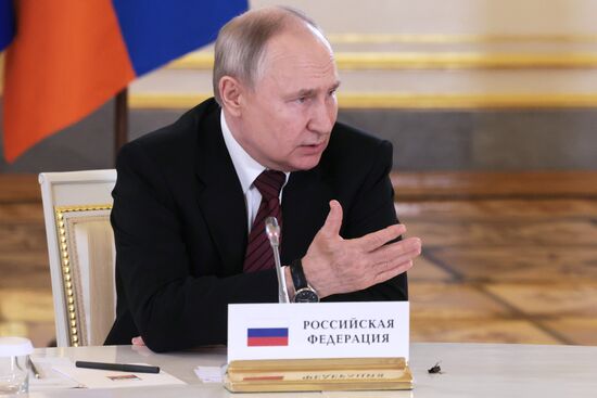 Президент РФ В. Путин провел встречи с лидерами ЕАЭС