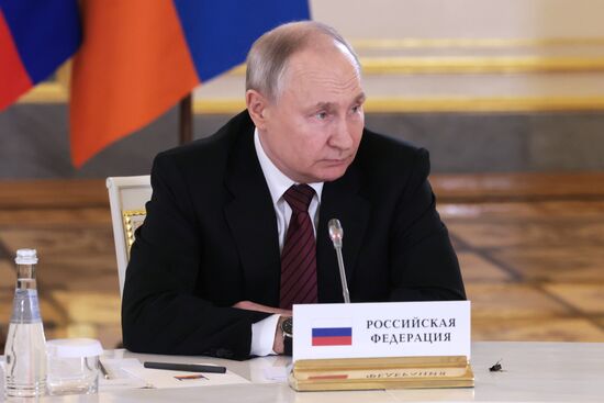 Президент РФ В. Путин провел встречи с лидерами ЕАЭС