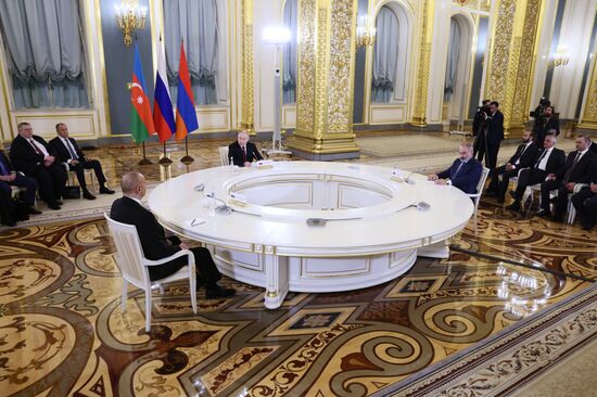 Президент РФ В. Путин провел встречи с лидерами ЕАЭС