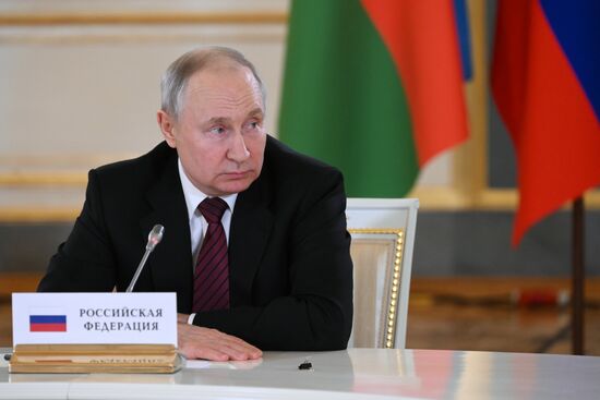 Президент РФ В. Путин провел встречи с лидерами ЕАЭС