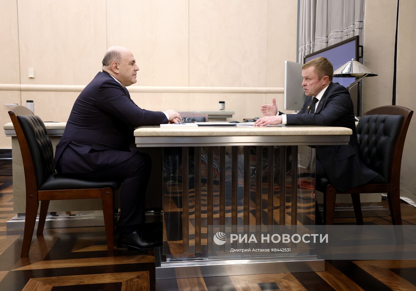 Премьер-министр РФ М. Мишустин встретился с президентом общества "Опора России" А. Калининым