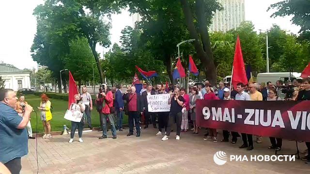 Оппозиция пикетирует здание парламента Молдавии