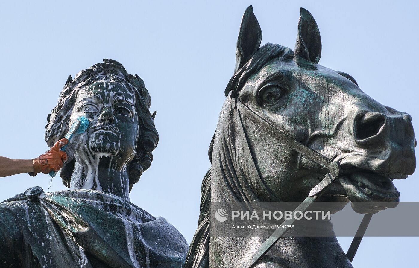 Промывка памятника "Медный всадник" в Санкт-Петербурге