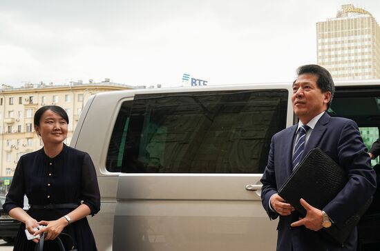 Спецпредставитель КНР по делам Евразийского региона Ли Хуэй у здания МИД РФ