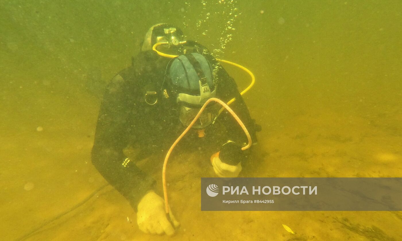 Водолазы ведут обследование подводных газопроводов в Волгоградской области