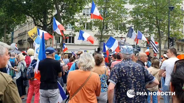 Активисты в Париже устроили марш против сокрытия властями информации о побочных эффектах вакцин