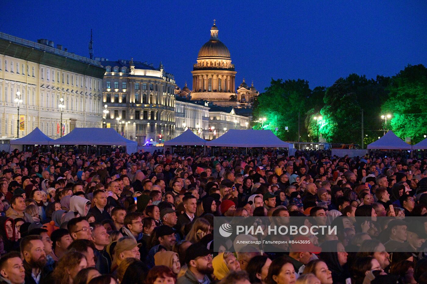 Зритель петербурга. День города Питер. Празднование. День города Санкт Петербург мероприятия. Вид со сцены на зрителей Питер.