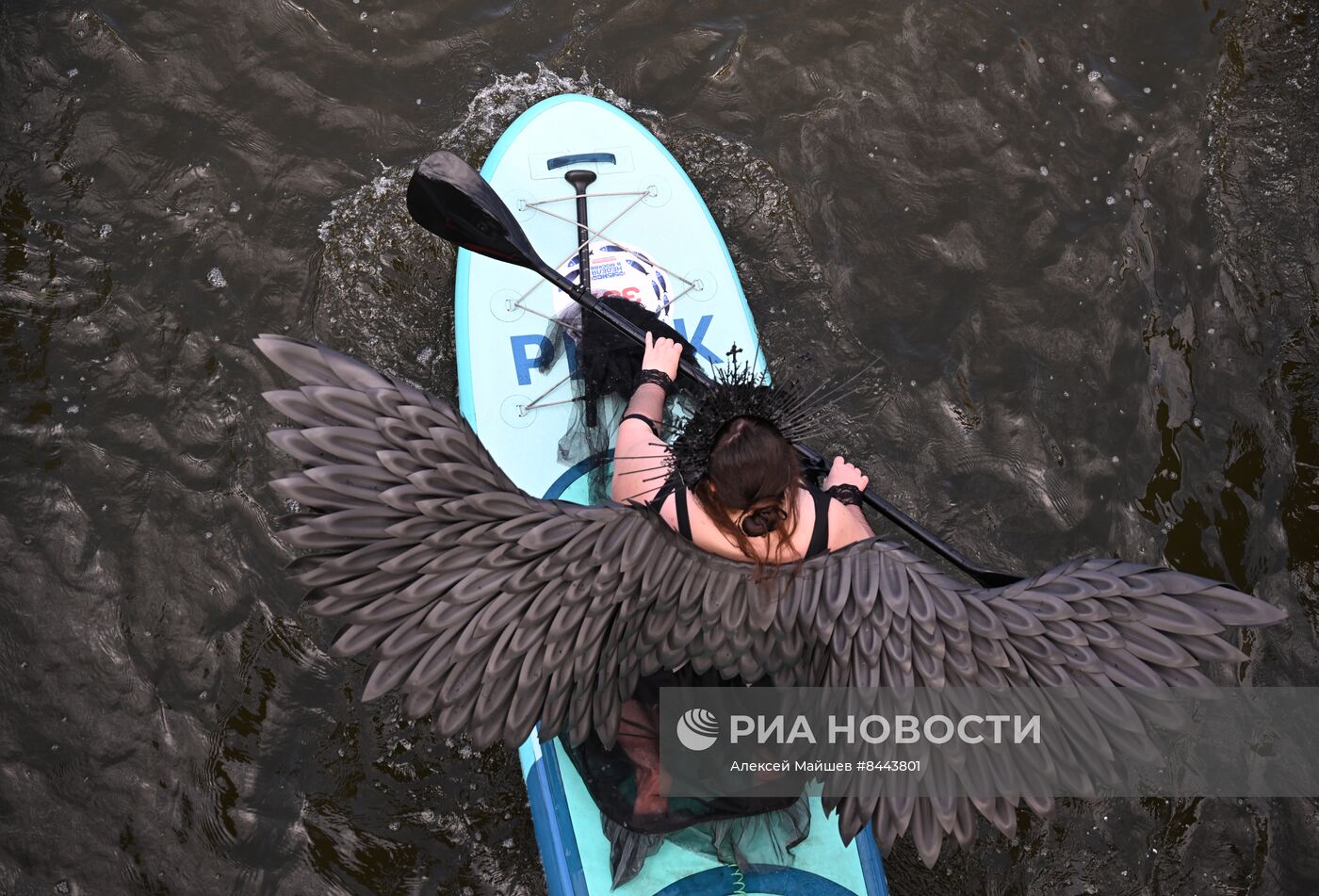 Костюмированный  заплыв на SUP-бордах в рамках фестиваля "Рыбная неделя"  