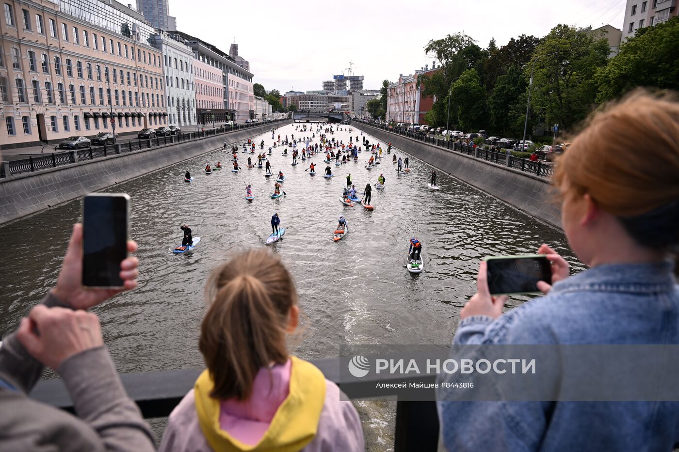 Костюмированный  заплыв на SUP-бордах в рамках фестиваля "Рыбная неделя"  