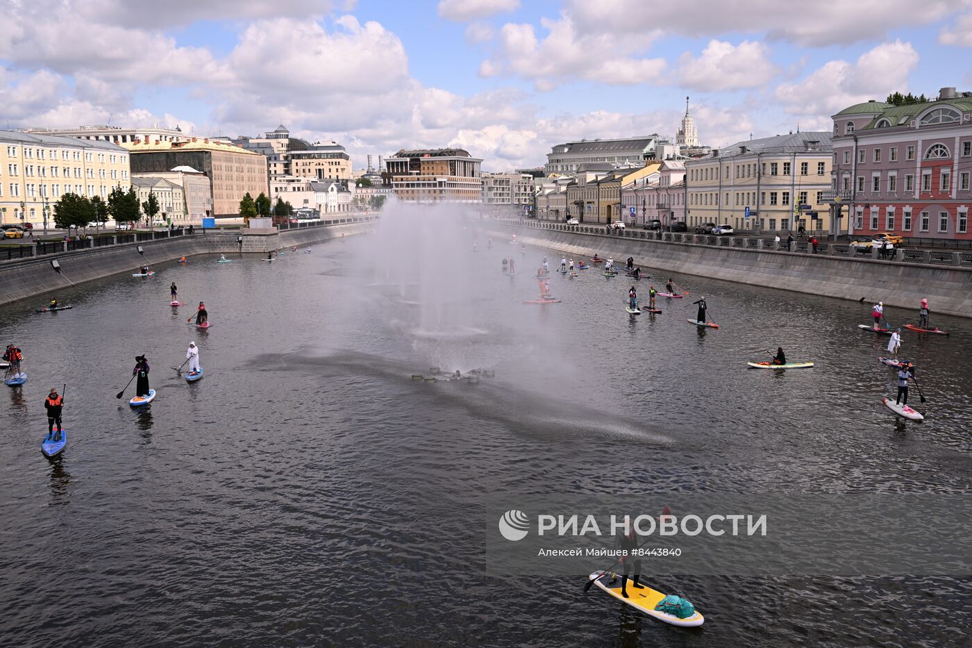 Костюмированный  заплыв на SUP-бордах в рамках фестиваля "Рыбная неделя"  