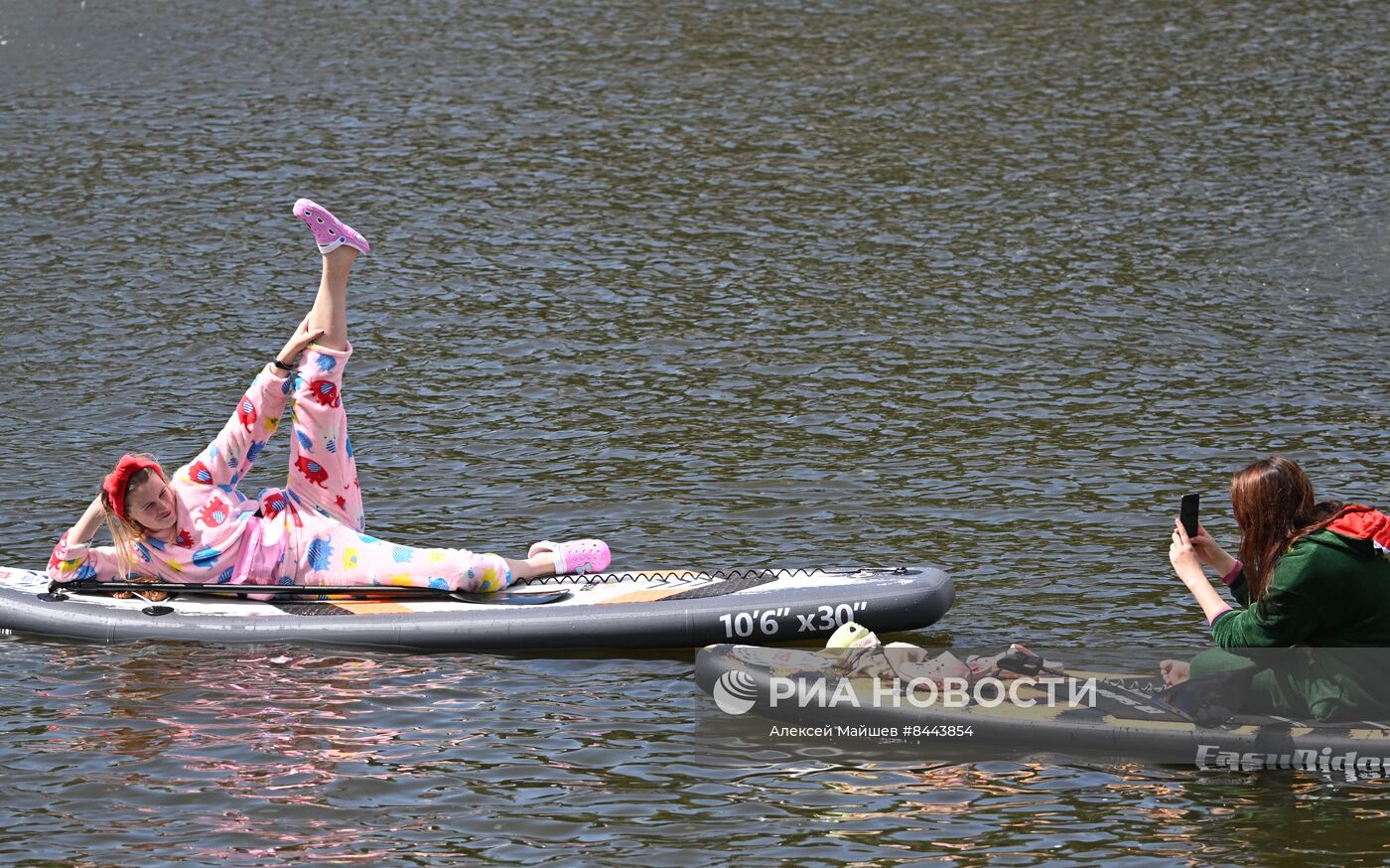Костюмированный  заплыв на SUP-бордах в рамках фестиваля "Рыбная неделя"  