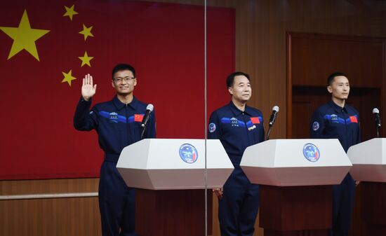Подготовка к запуску китайского космического корабля "Шэньчжоу-16"