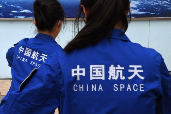 Подготовка к запуску китайского космического корабля "Шэньчжоу-16"