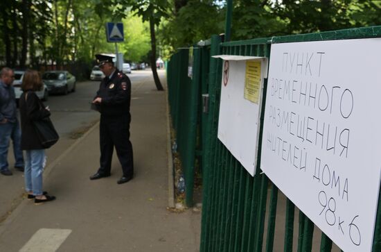 Беспилотник попал в жилой дом на Профсоюзной улице в Москве 