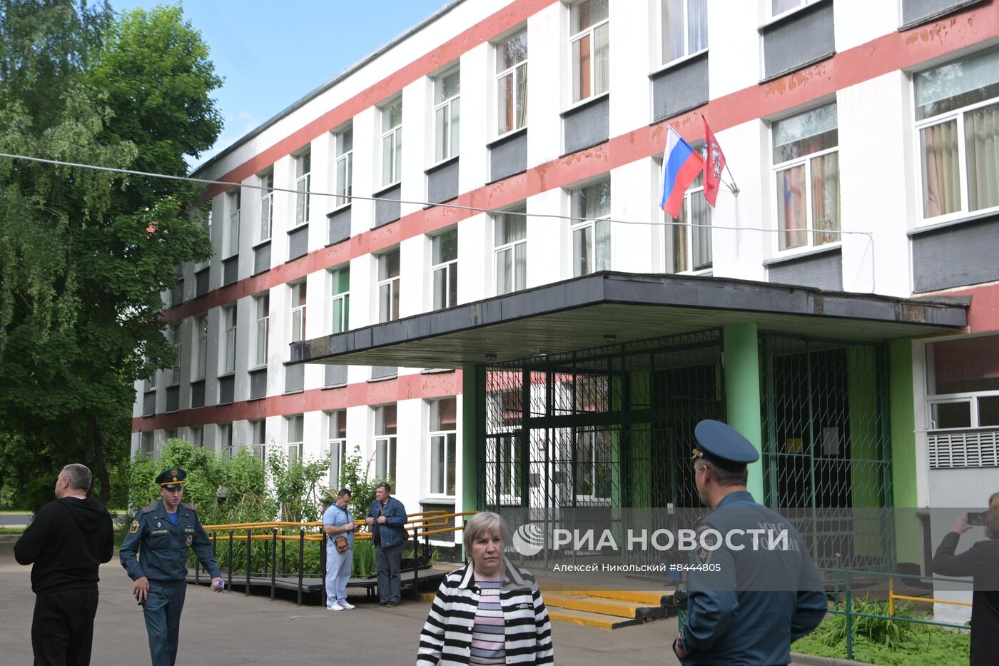 Беспилотник попал в жилой дом на Профсоюзной улице в Москве 