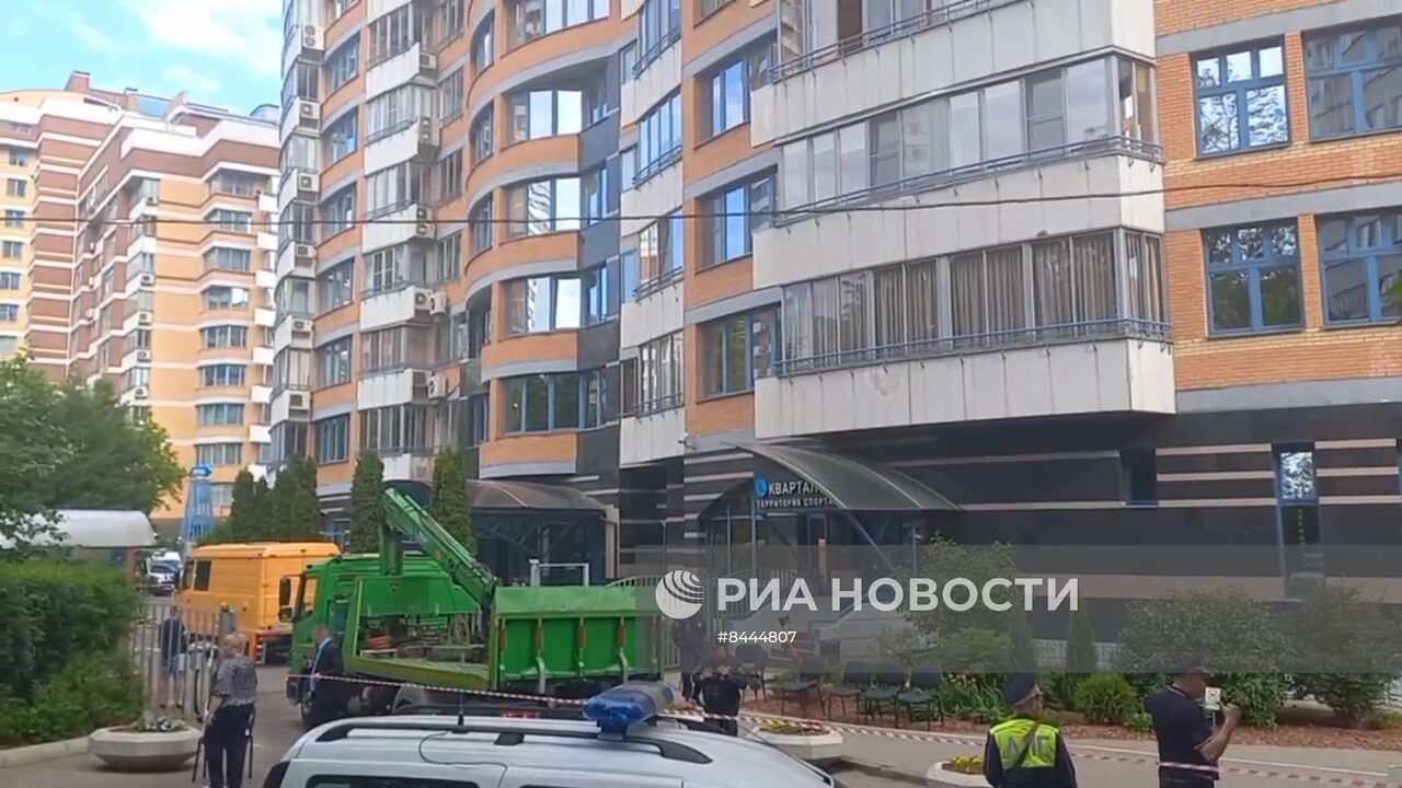 Беспилотник попал в жилой дом на Профсоюзной улице в Москве 