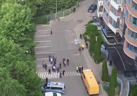 Беспилотник попал в жилой дом на Профсоюзной улице в Москве 