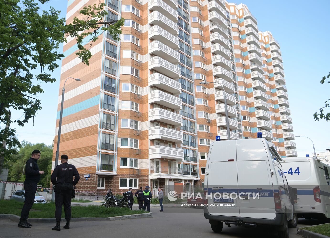 Беспилотник попал в жилой дом на Профсоюзной улице в Москве 