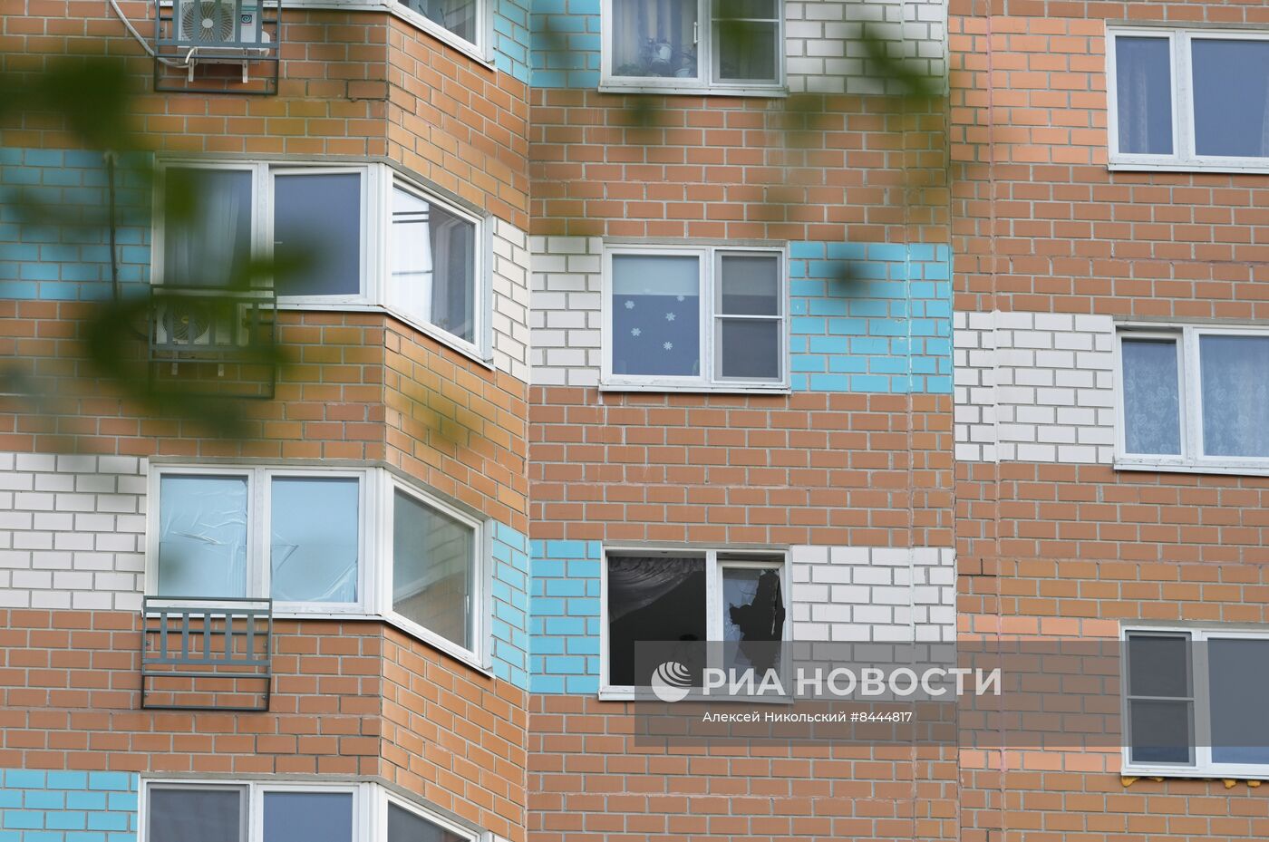 Беспилотник попал в жилой дом на Профсоюзной улице в Москве 