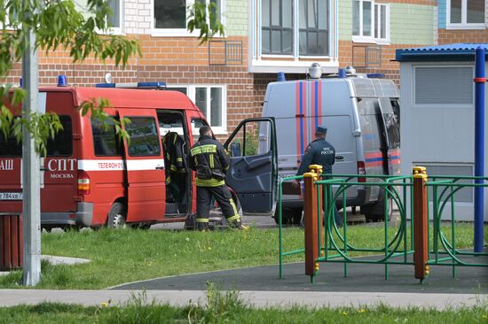 Беспилотник попал в жилой дом на Профсоюзной улице в Москве 