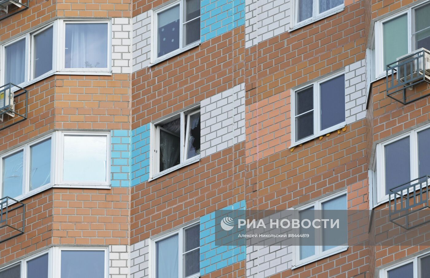 Беспилотник попал в жилой дом на Профсоюзной улице в Москве
