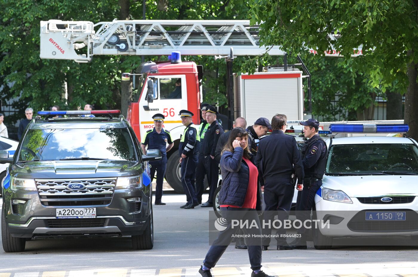 Беспилотник попал в жилой дом на Профсоюзной улице в Москве 