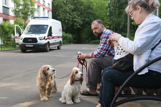 Беспилотник попал в жилой дом на Профсоюзной улице в Москве 