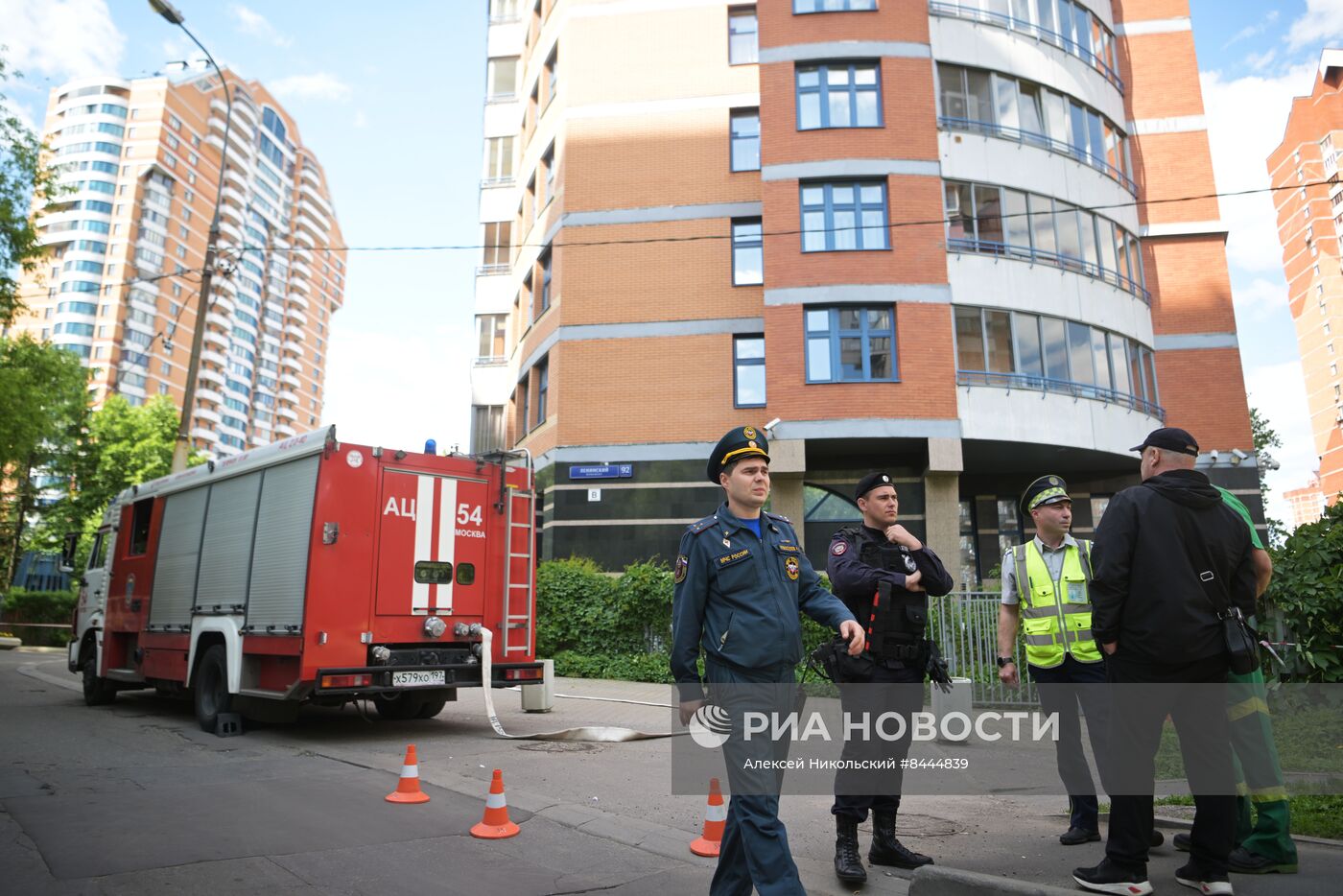 Беспилотник попал в жилой дом на Профсоюзной улице в Москве 