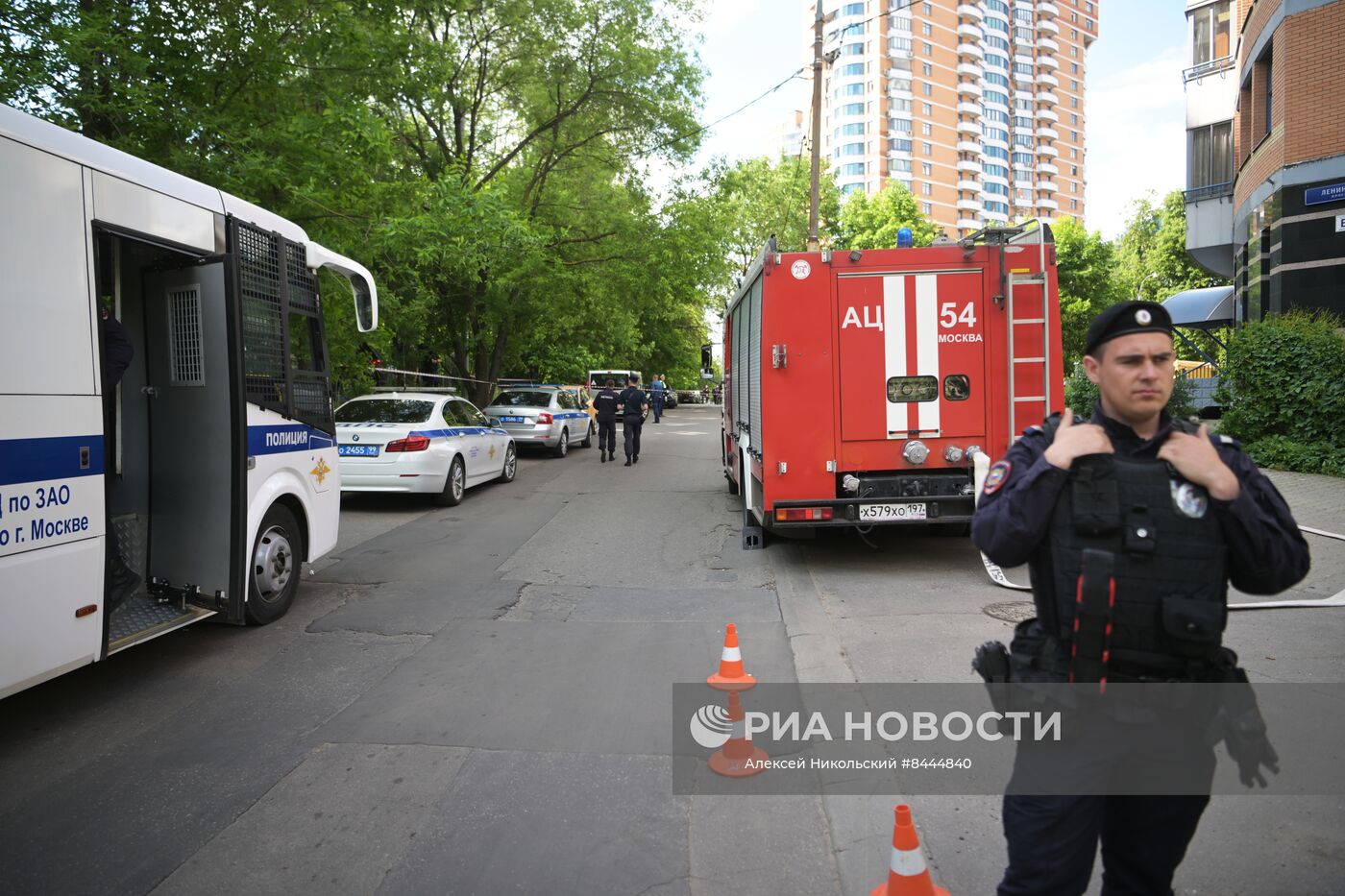 Беспилотник попал в жилой дом на Профсоюзной улице в Москве 