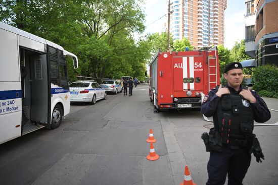 Беспилотник попал в жилой дом на Профсоюзной улице в Москве 