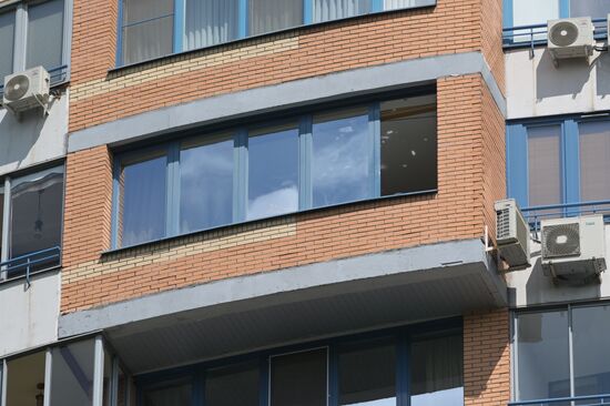 Беспилотник попал в жилой дом на Профсоюзной улице в Москве 