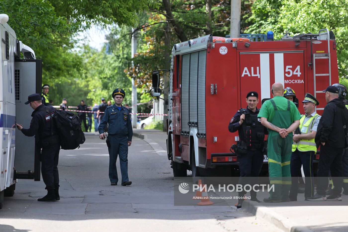 Беспилотник попал в жилой дом на Профсоюзной улице в Москве 