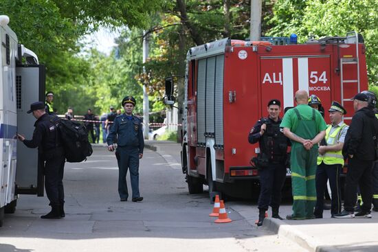 Беспилотник попал в жилой дом на Профсоюзной улице в Москве 