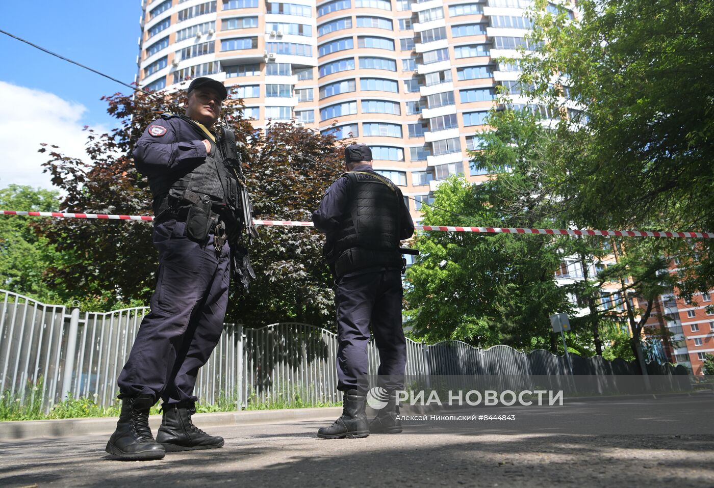 Беспилотник попал в жилой дом на Профсоюзной улице в Москве 