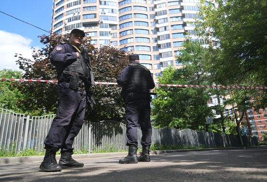 Беспилотник попал в жилой дом на Профсоюзной улице в Москве 