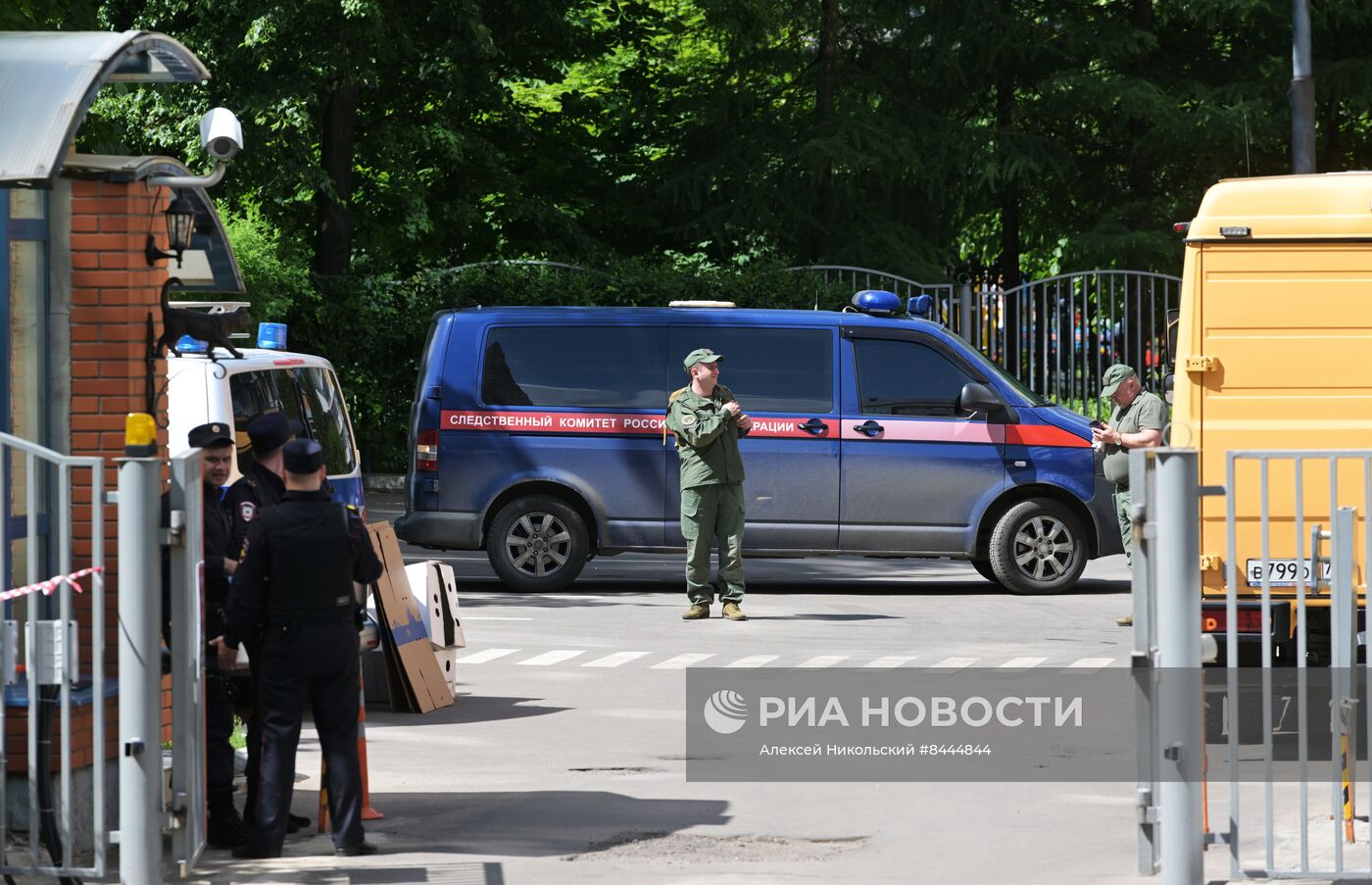 Беспилотник попал в жилой дом на Профсоюзной улице в Москве