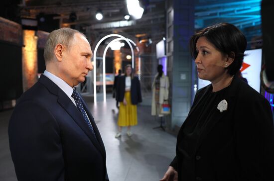 Президент РФ В. Путин посетил центр "Зотов"