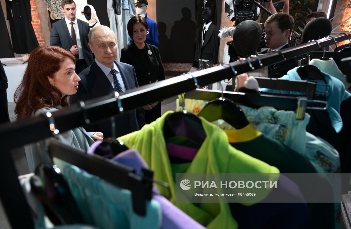 Президент РФ В. Путин посетил центр "Зотов"
