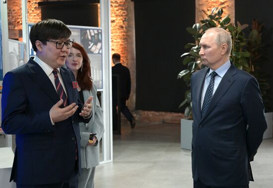 Президент РФ В. Путин посетил центр "Зотов"