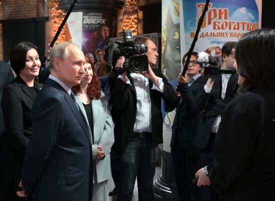 Президент РФ В. Путин посетил центр "Зотов"