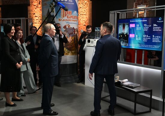 Президент РФ В. Путин посетил центр "Зотов"