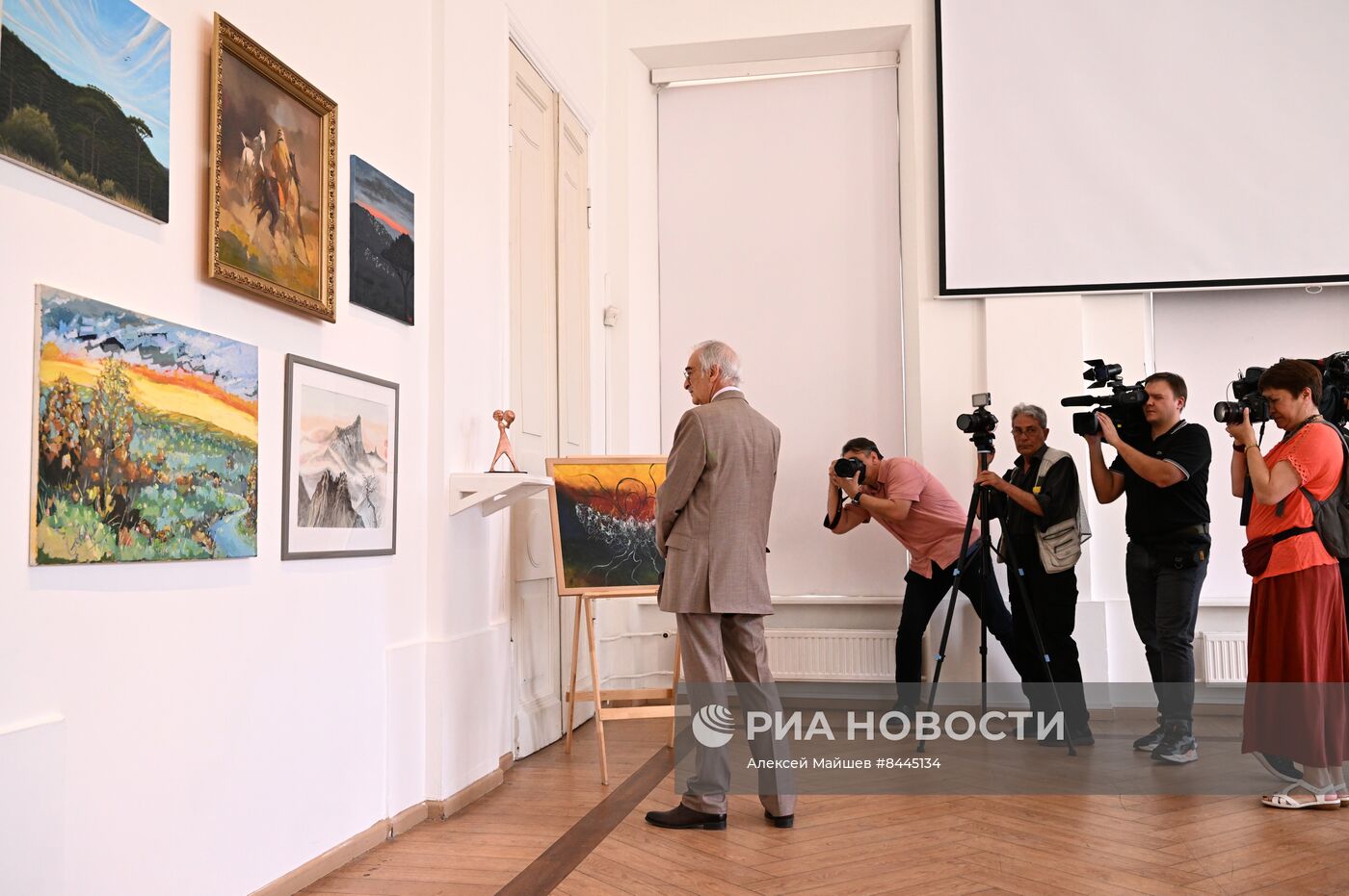 Открытие выставки творческих работ иностранных дипломатов, аккредитованных в Москве