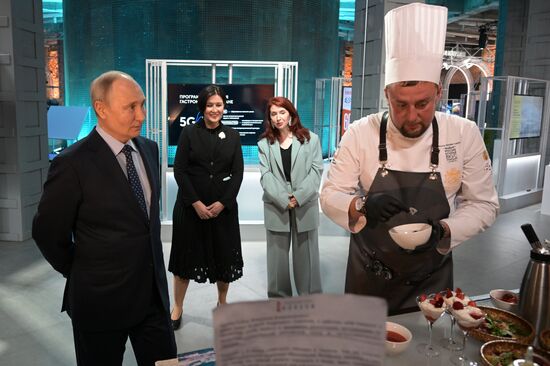 Президент РФ В. Путин посетил центр "Зотов"